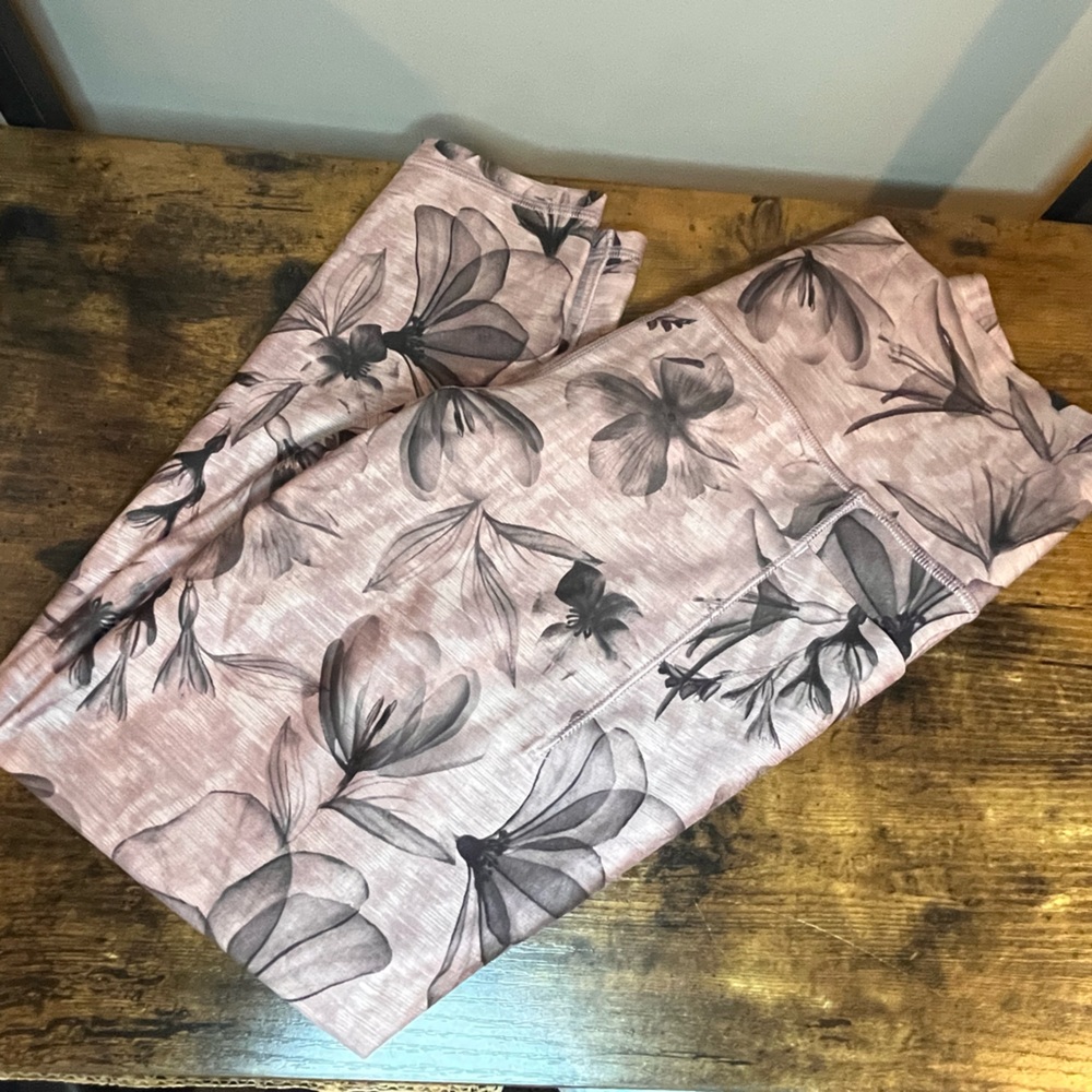 Athleta Salutation Stash Pocket Tight 7/8